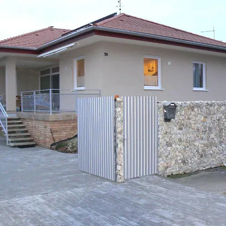 Zoli Haz 度假居 Balatonszárszó